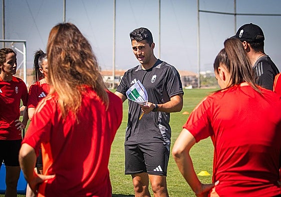 El entrenador del Granada femenino, Arturo Ruiz.