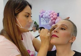 Una esteticista realiza un maquillaje de cejas a una clienta en el evento del pasado año.