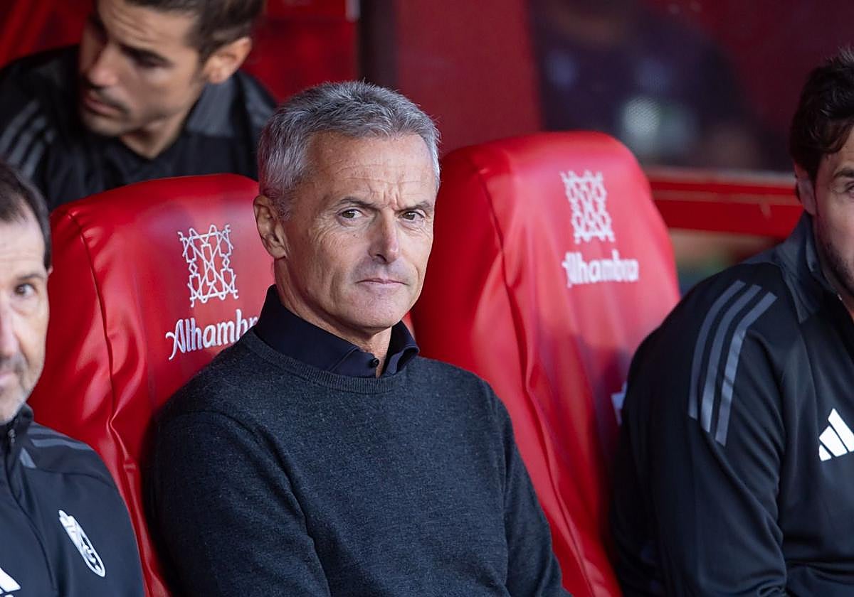 Fran Escribá aguarda serio desde su banquillo a que comience el partido.