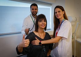 María José Ríos, paciente con cáncer de mama metastásico, junto a Carlos Rodríguez y Marta Legerén, oncólogos del San Cecilio.