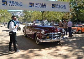 El Paseo del Salón se convierte en una pasarela de coches clásicos