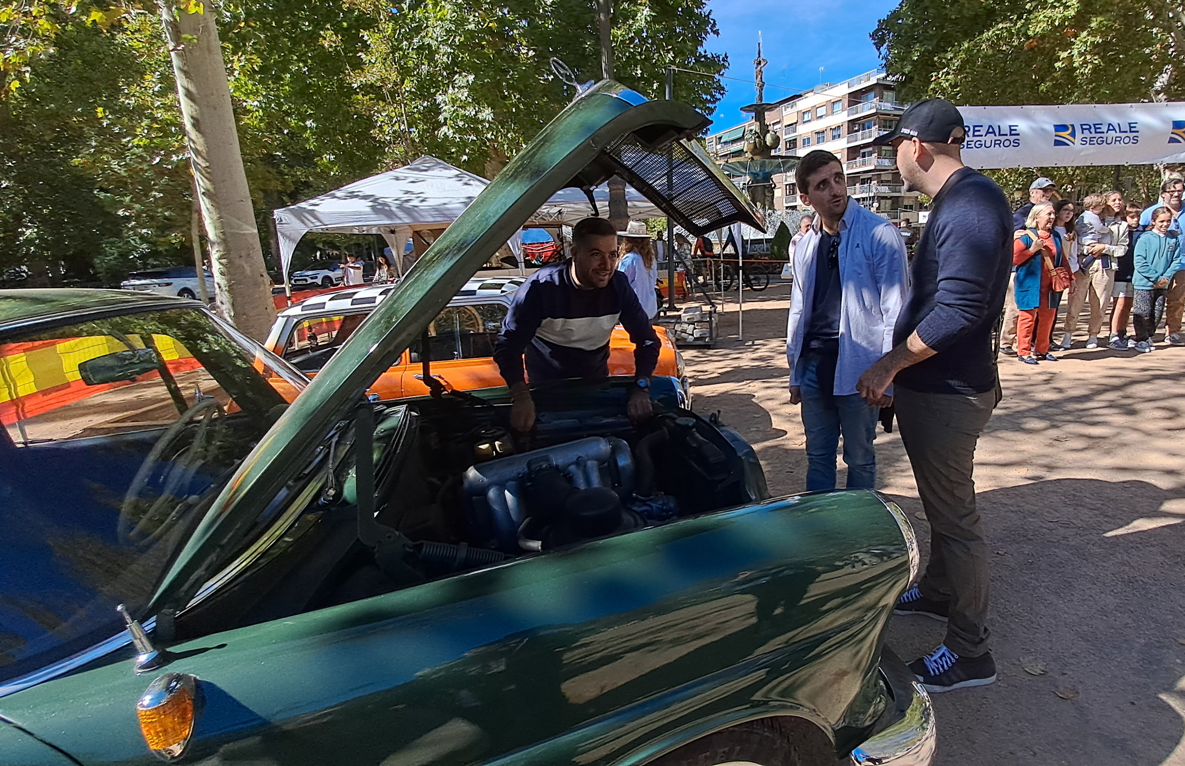 El Paseo del Salón se convierte en una pasarela de coches clásicos