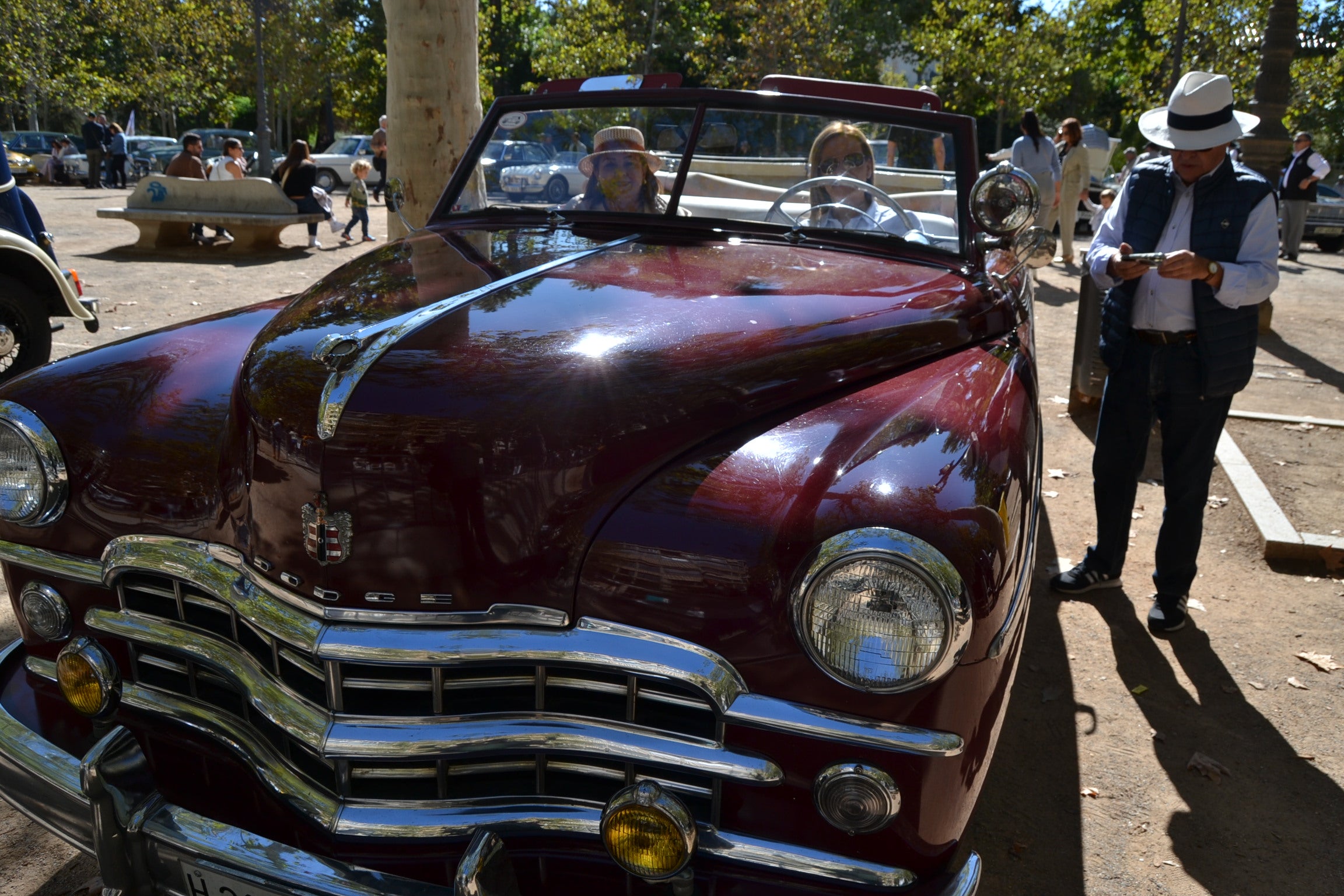 El Paseo del Salón se convierte en una pasarela de coches clásicos