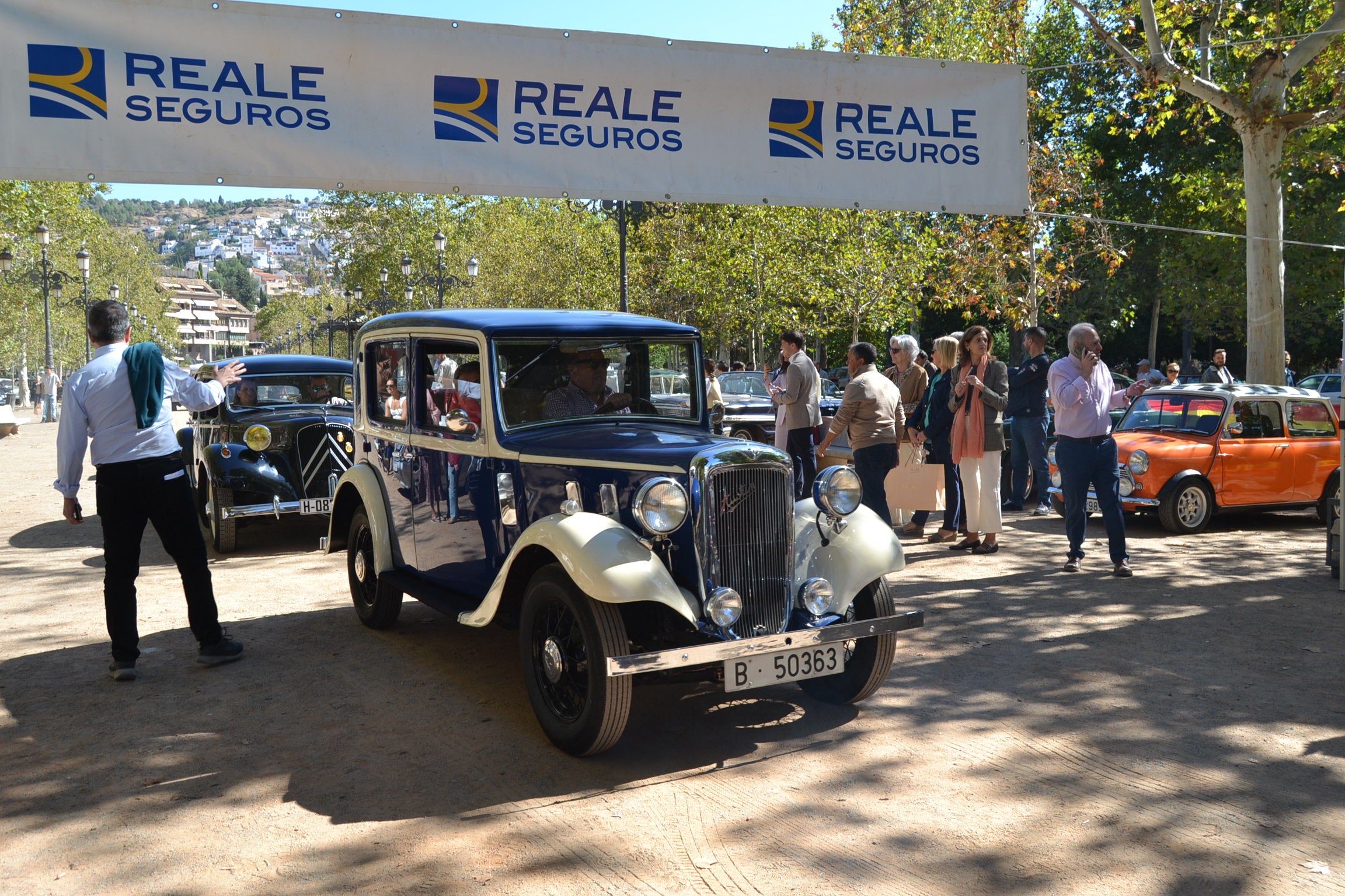 El Paseo del Salón se convierte en una pasarela de coches clásicos