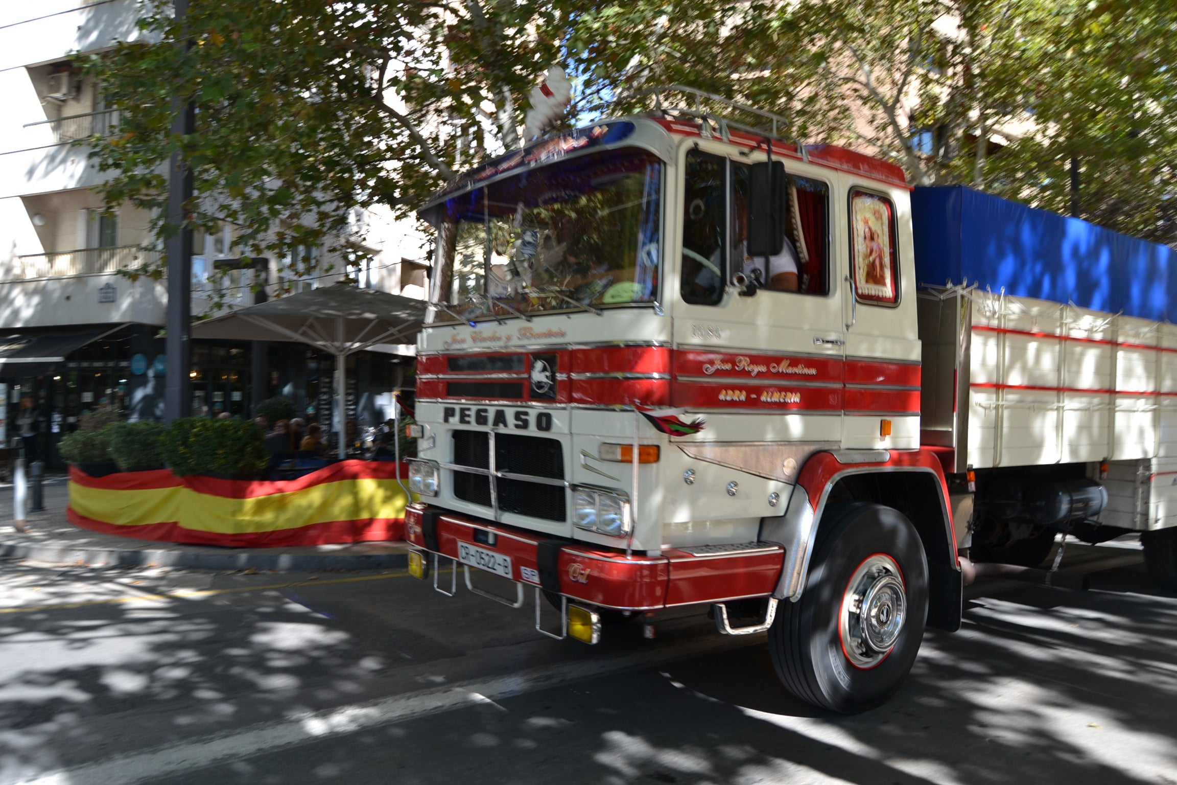 El Paseo del Salón se convierte en una pasarela de coches clásicos