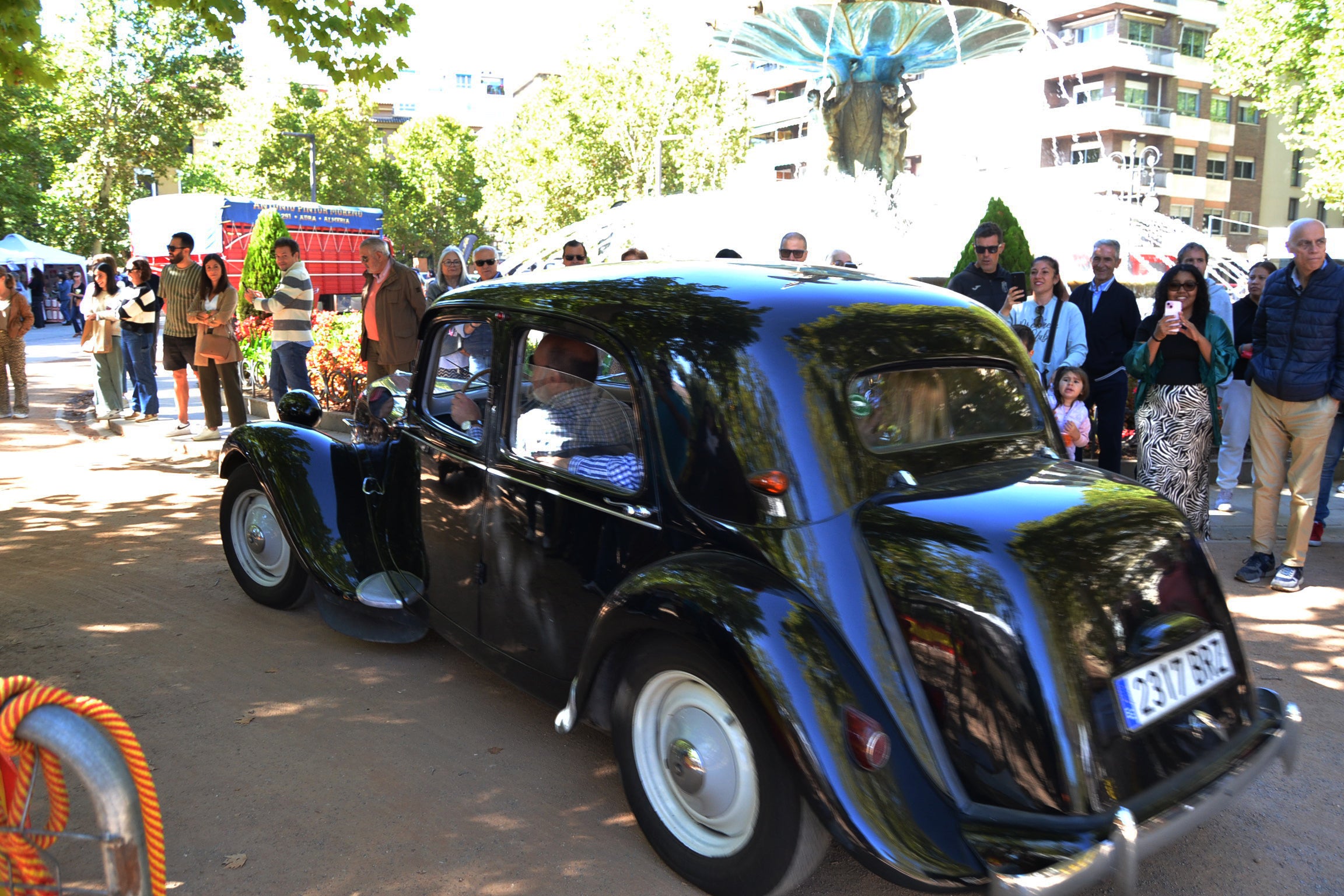 El Paseo del Salón se convierte en una pasarela de coches clásicos