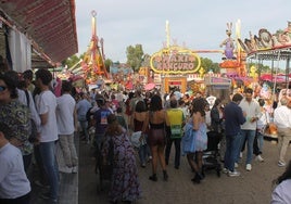 Zona de las atracciones abarrotada este domingo