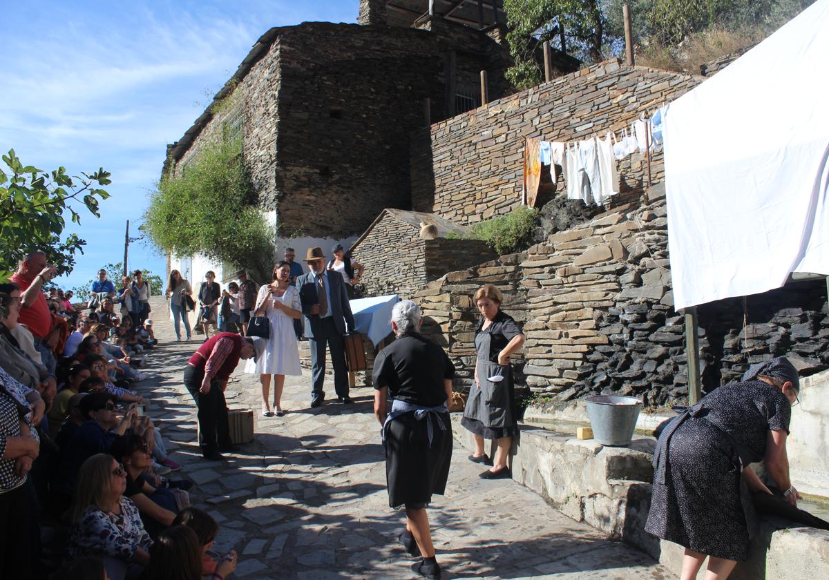 La obra de teatro 'Forasteros' se realizó en diversas localizaciones de Velefique.