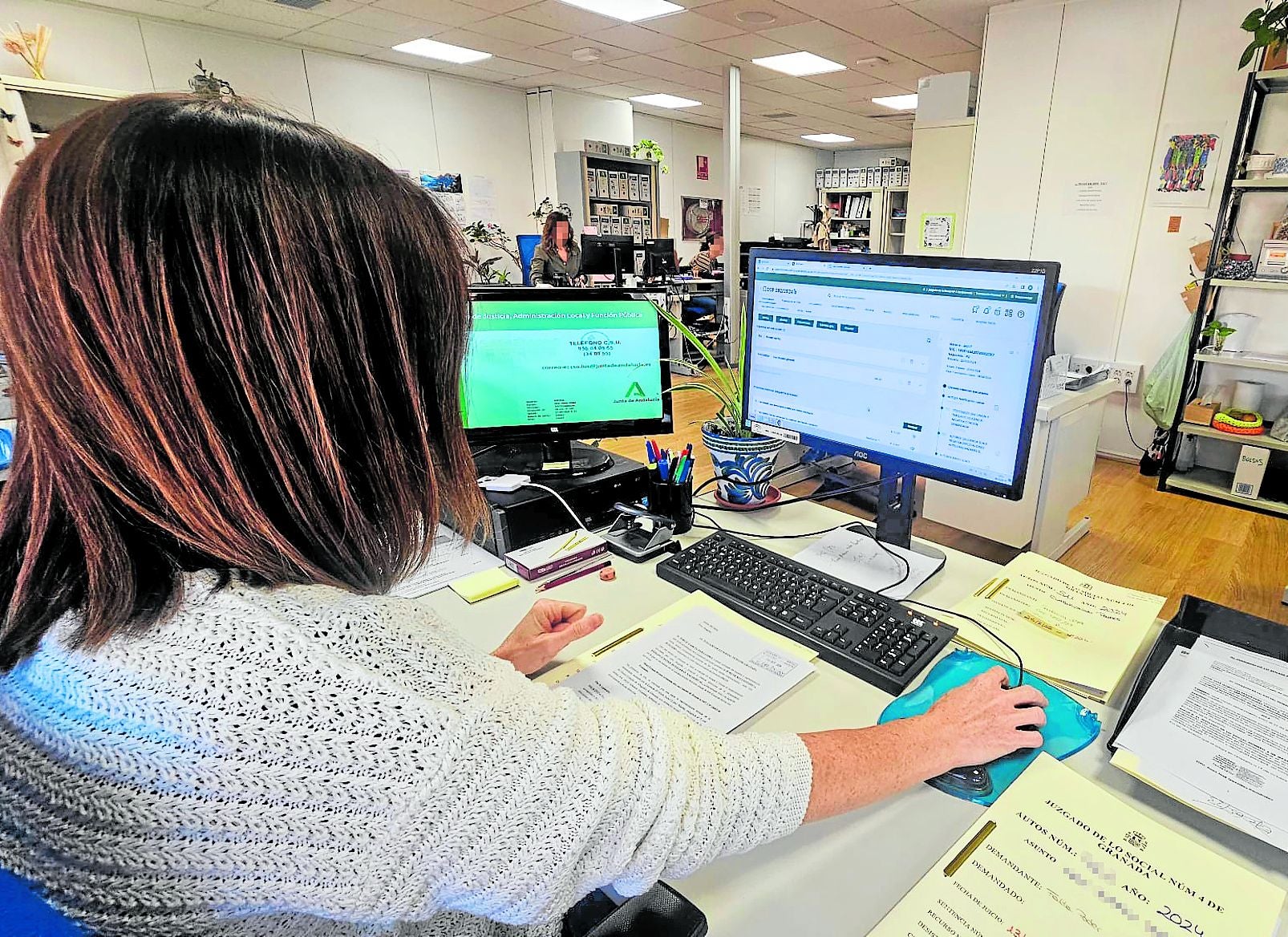Funcionaria de justicia emplea el sistema Adriano.