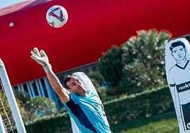 Fernando Martinez se estira para detener un balón, algo que hace y evita derrotas.