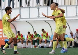 Álex Mendes celebra el gol del empate en Lebrija con Paco Sanz, al que suplirá en el centro.