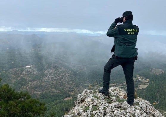 Un guardia civil en la zona donde se está realizando la búsqueda.