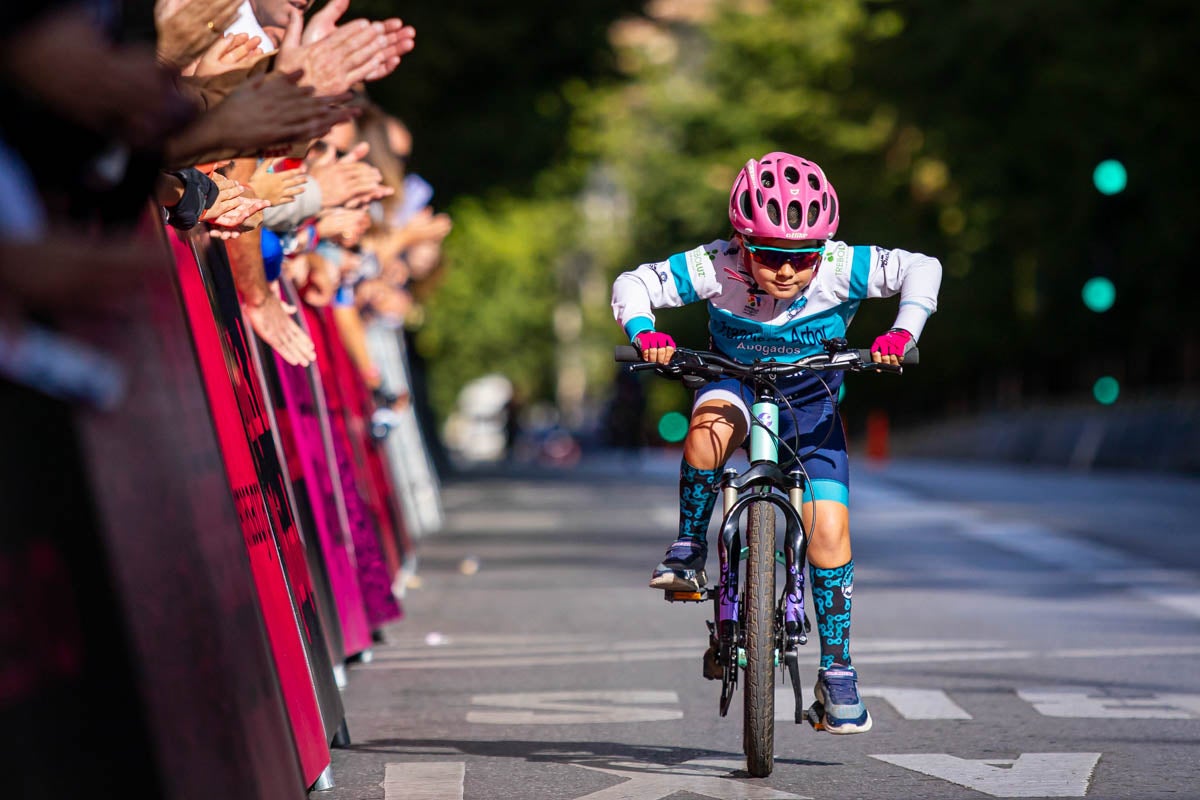 La prueba ciclista Reinas de la Alhambra, en imágenes