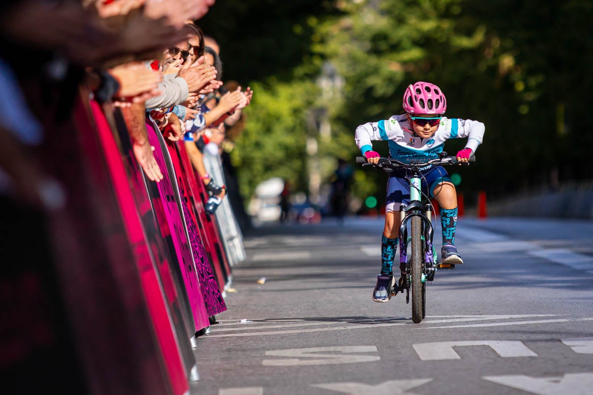 La prueba ciclista Reinas de la Alhambra, en imágenes