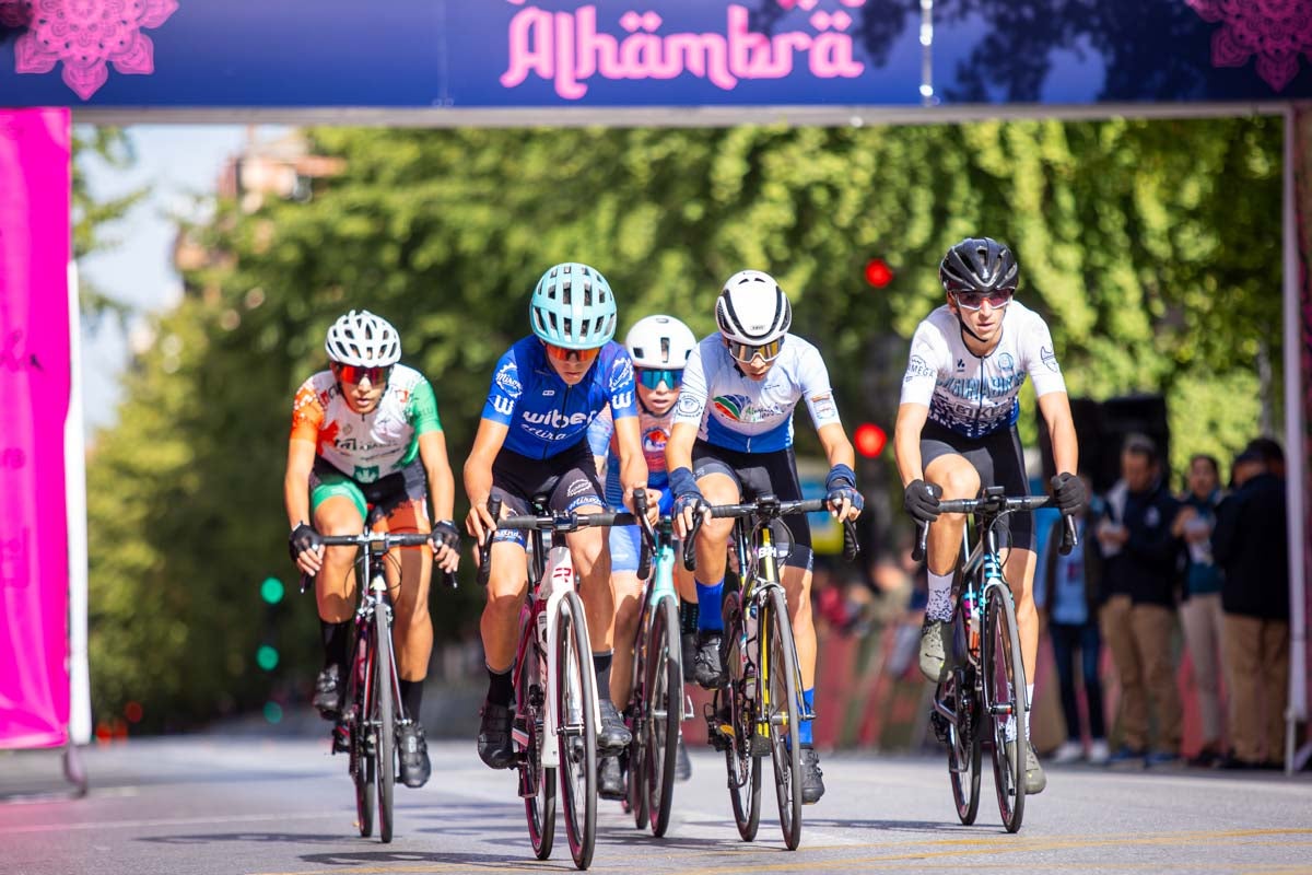 La prueba ciclista Reinas de la Alhambra, en imágenes