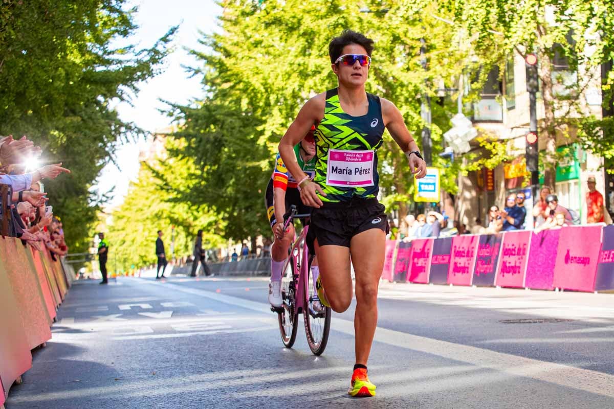 La prueba ciclista Reinas de la Alhambra, en imágenes