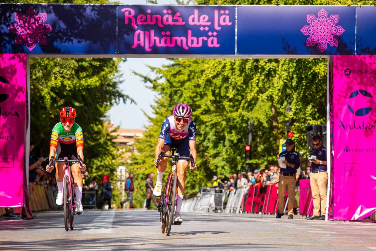 La prueba ciclista Reinas de la Alhambra, en imágenes