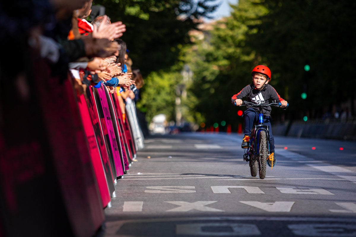 La prueba ciclista Reinas de la Alhambra, en imágenes