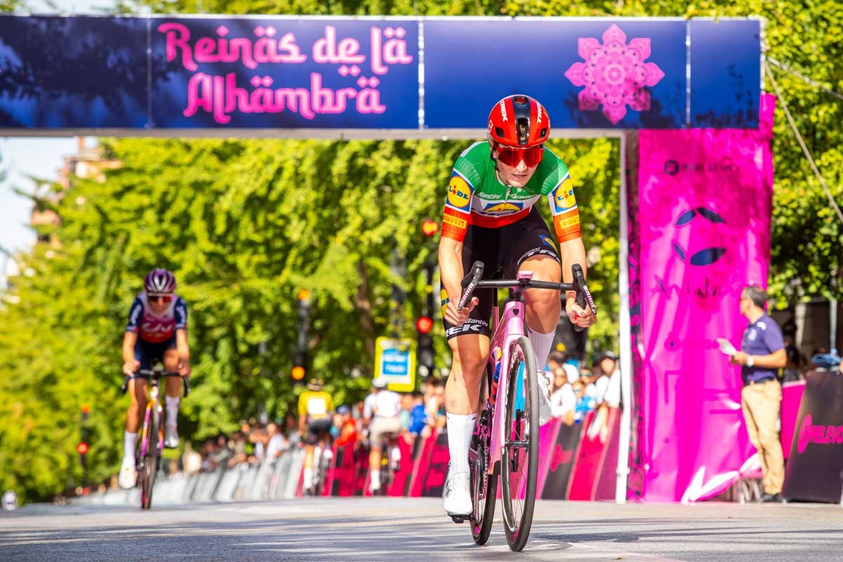 La prueba ciclista Reinas de la Alhambra, en imágenes