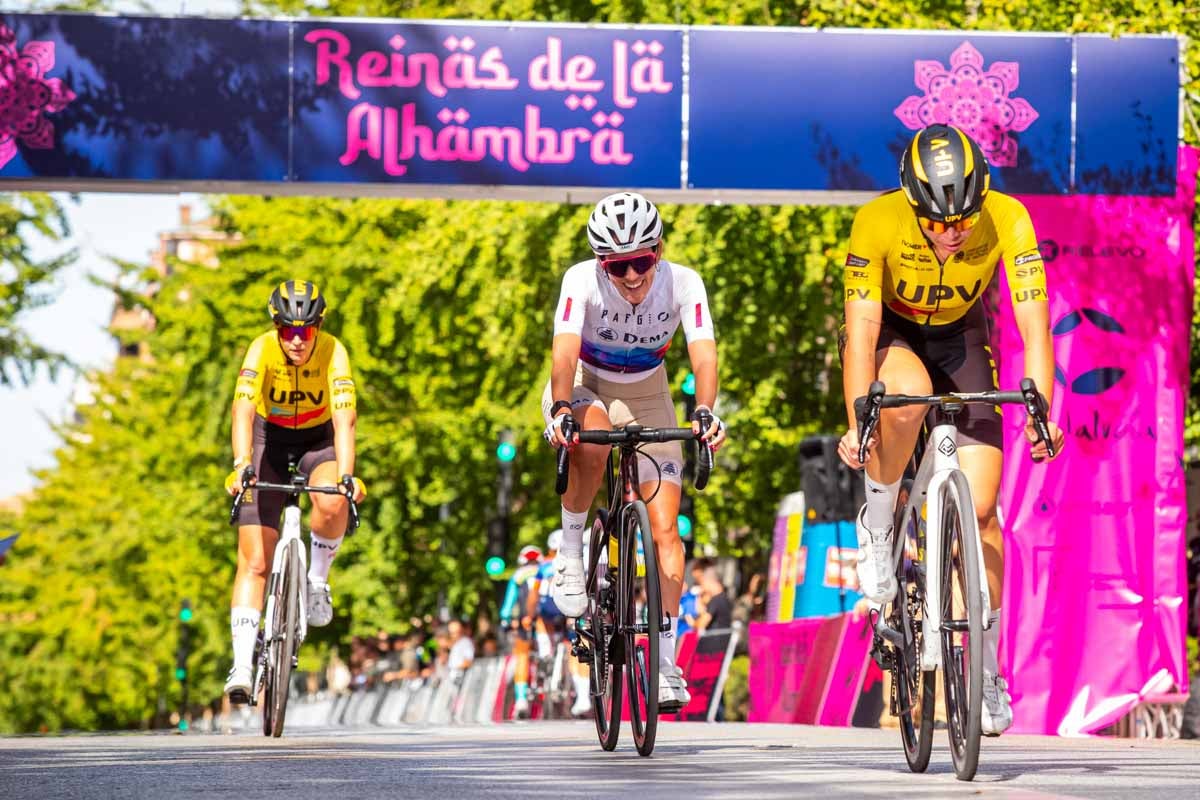 La prueba ciclista Reinas de la Alhambra, en imágenes