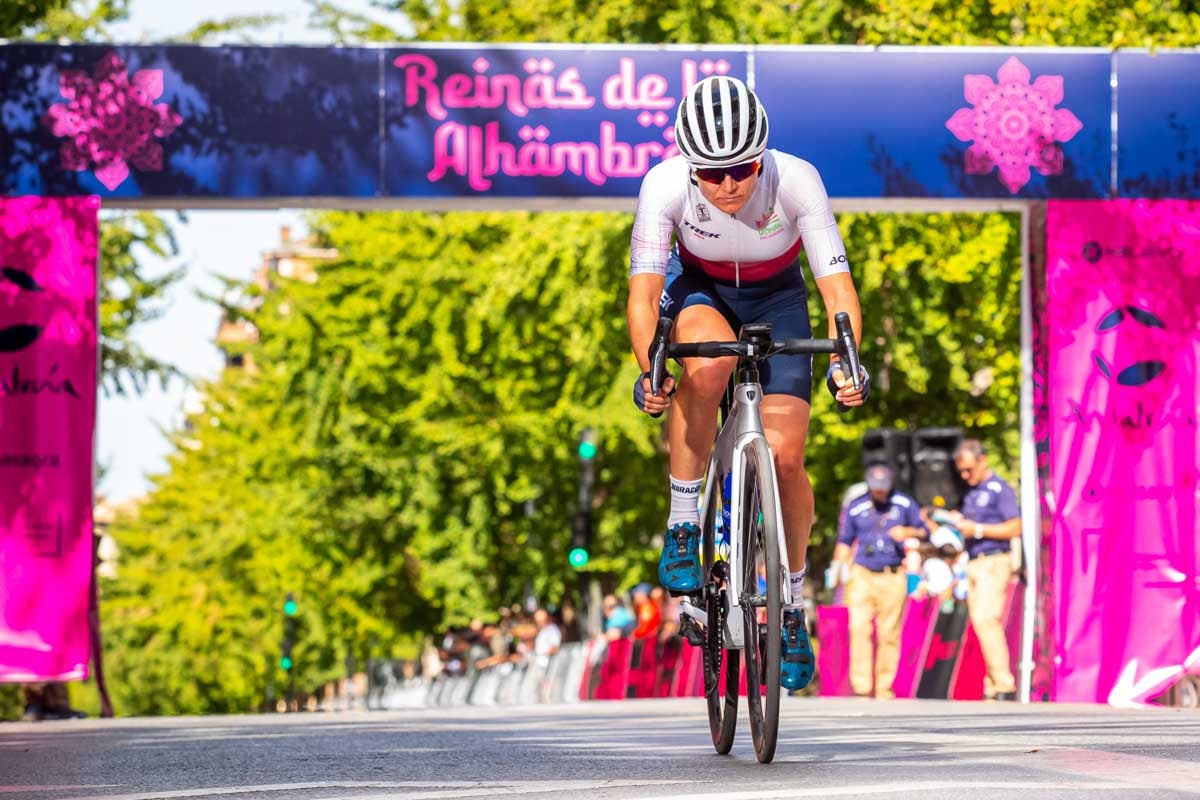 La prueba ciclista Reinas de la Alhambra, en imágenes