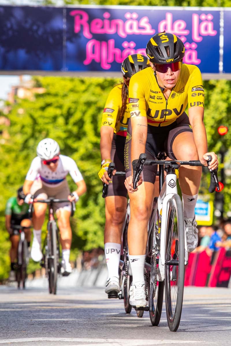 La prueba ciclista Reinas de la Alhambra, en imágenes