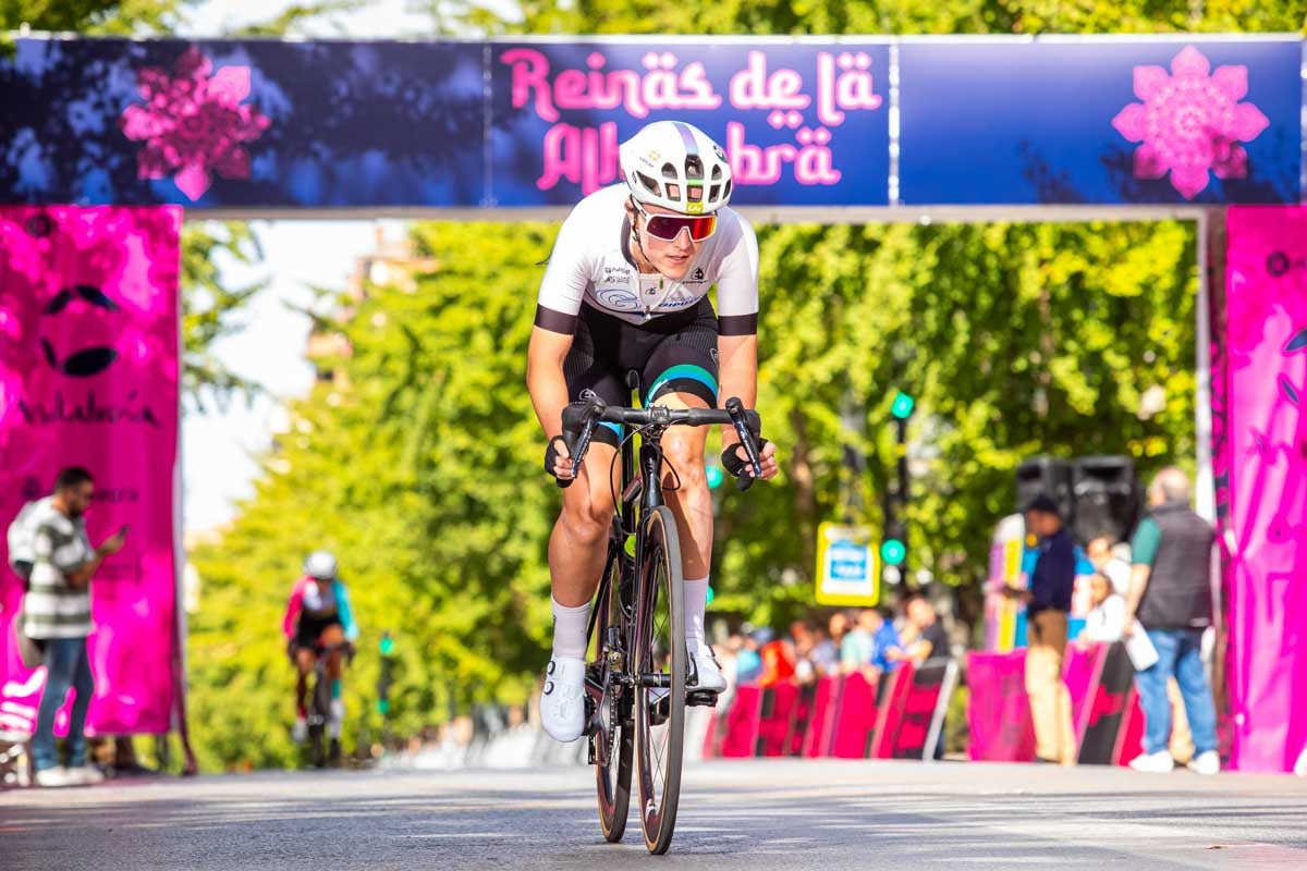 La prueba ciclista Reinas de la Alhambra, en imágenes