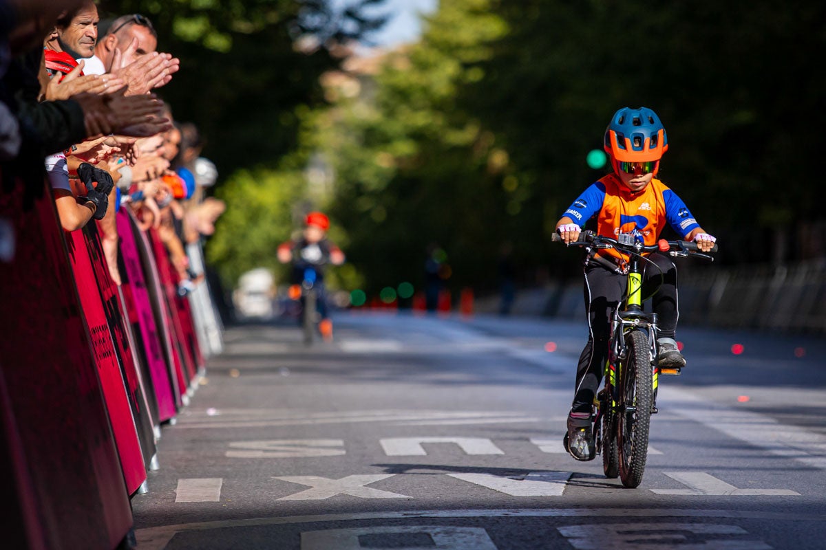 La prueba ciclista Reinas de la Alhambra, en imágenes