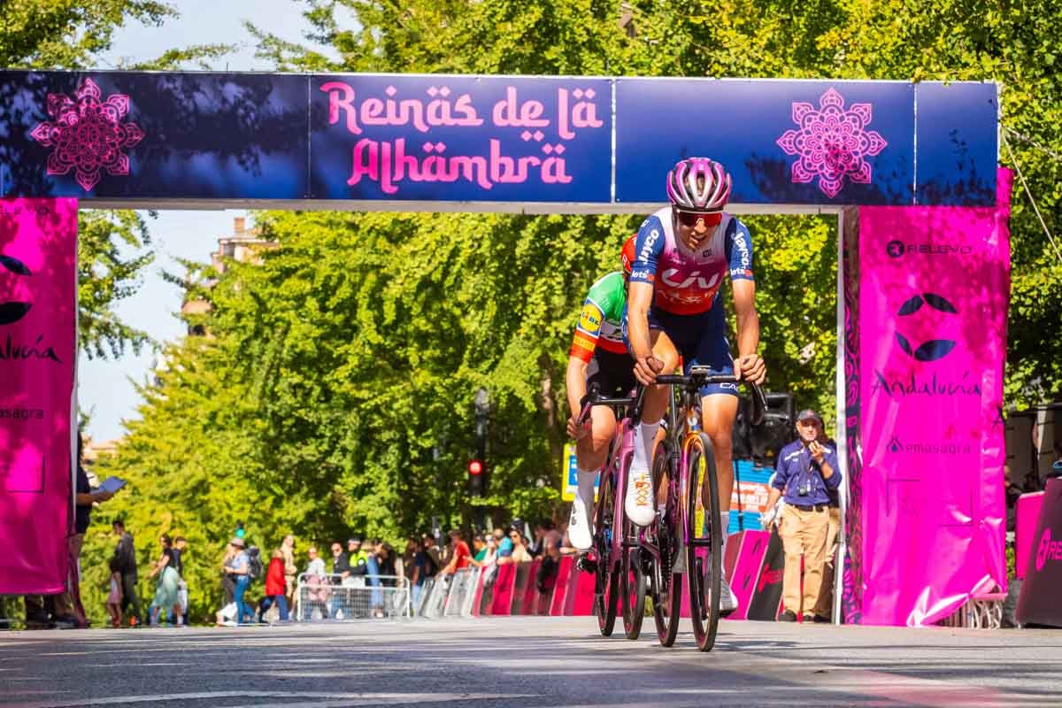 La prueba ciclista Reinas de la Alhambra, en imágenes