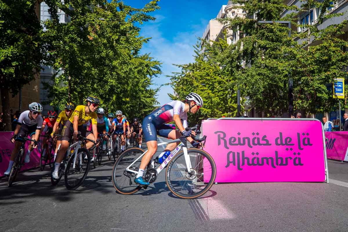 La prueba ciclista Reinas de la Alhambra, en imágenes