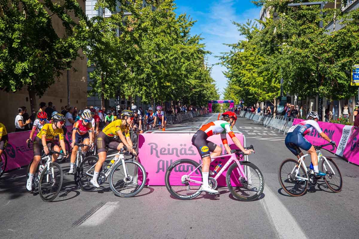 La prueba ciclista Reinas de la Alhambra, en imágenes