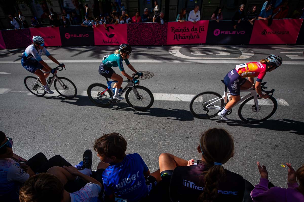 La prueba ciclista Reinas de la Alhambra, en imágenes