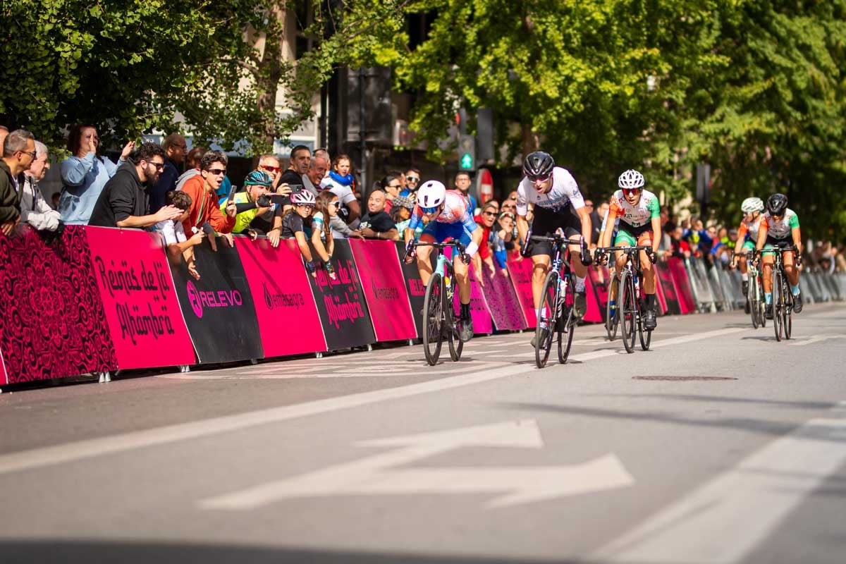 La prueba ciclista Reinas de la Alhambra, en imágenes