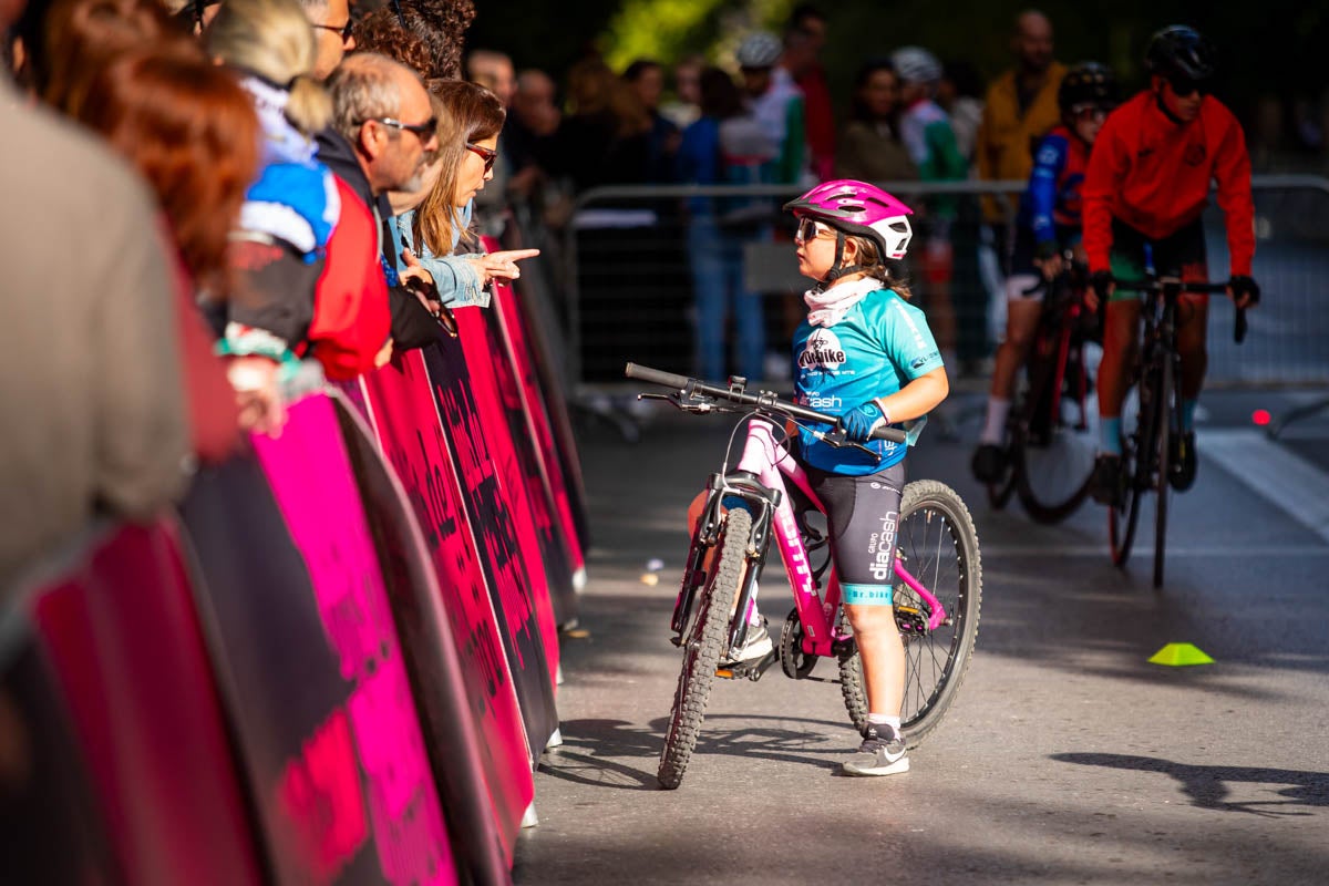 La prueba ciclista Reinas de la Alhambra, en imágenes