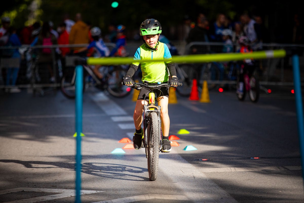 La prueba ciclista Reinas de la Alhambra, en imágenes