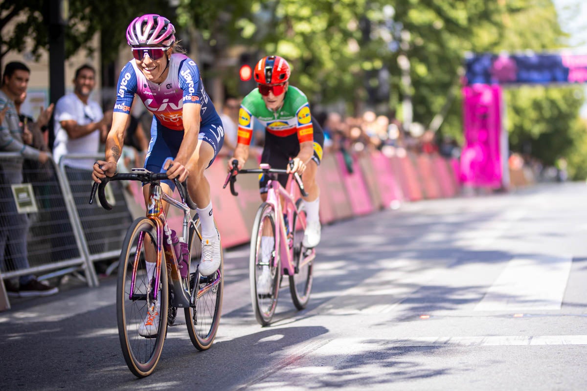 La prueba ciclista Reinas de la Alhambra, en imágenes