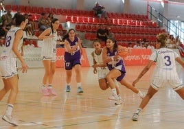 María Sánchez progresa hacia el aro ante Carmen García.