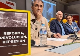 Manuel Chaves (centro), con Francisco Reyes y Salvador Cruz, en la presentación del libro.