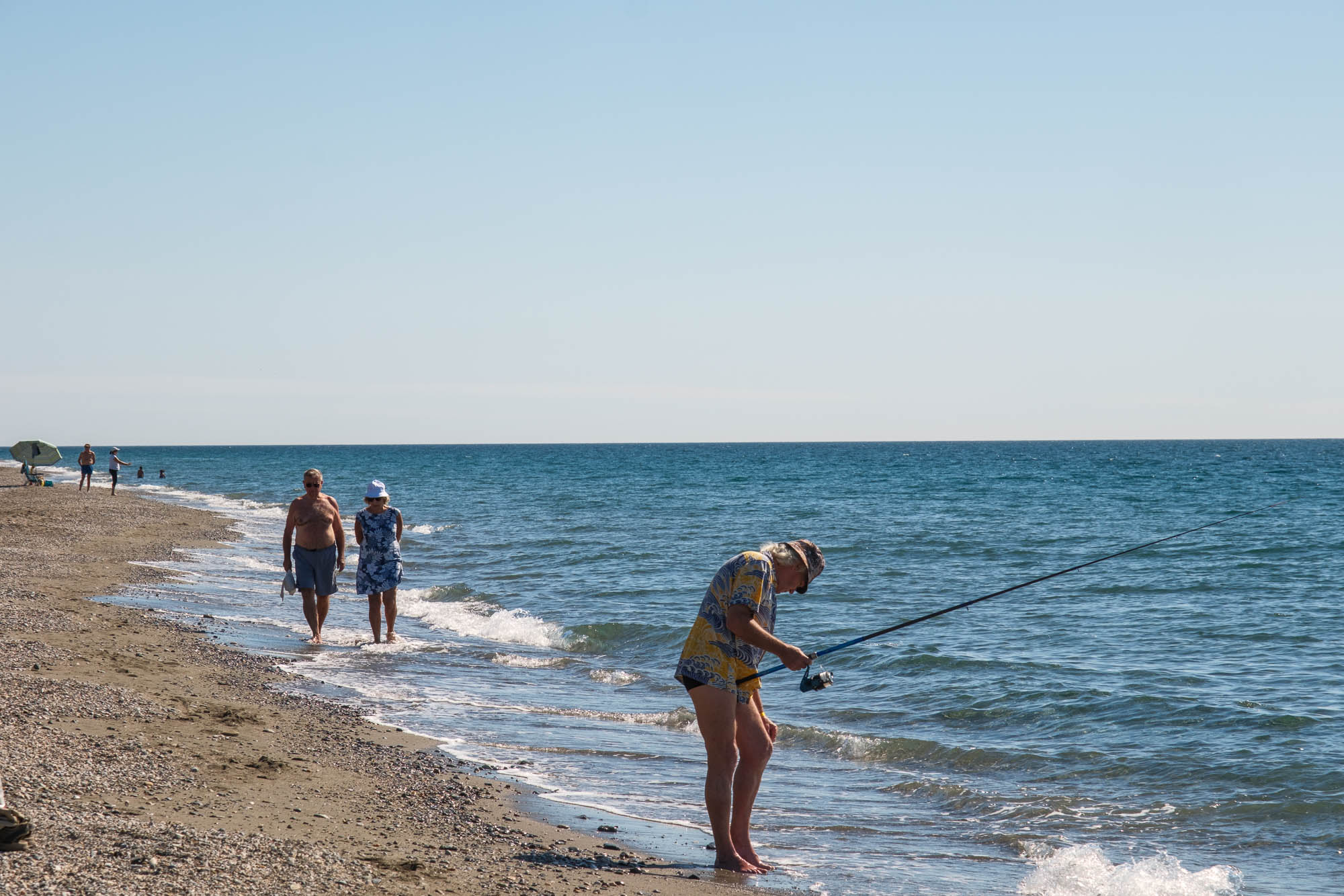 El baño en las playas de Granada con un mes de otoño cumplido