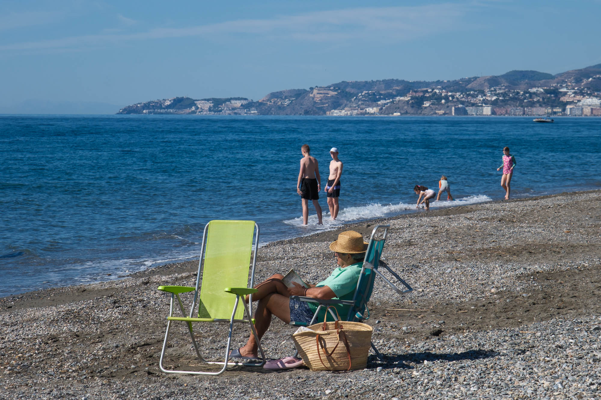 El baño en las playas de Granada con un mes de otoño cumplido