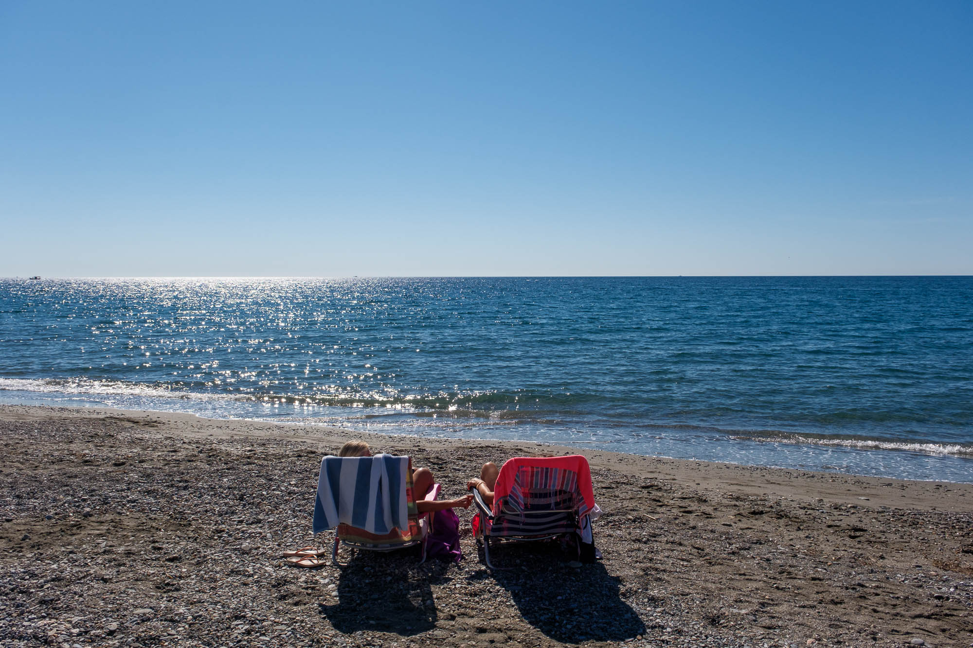 El baño en las playas de Granada con un mes de otoño cumplido