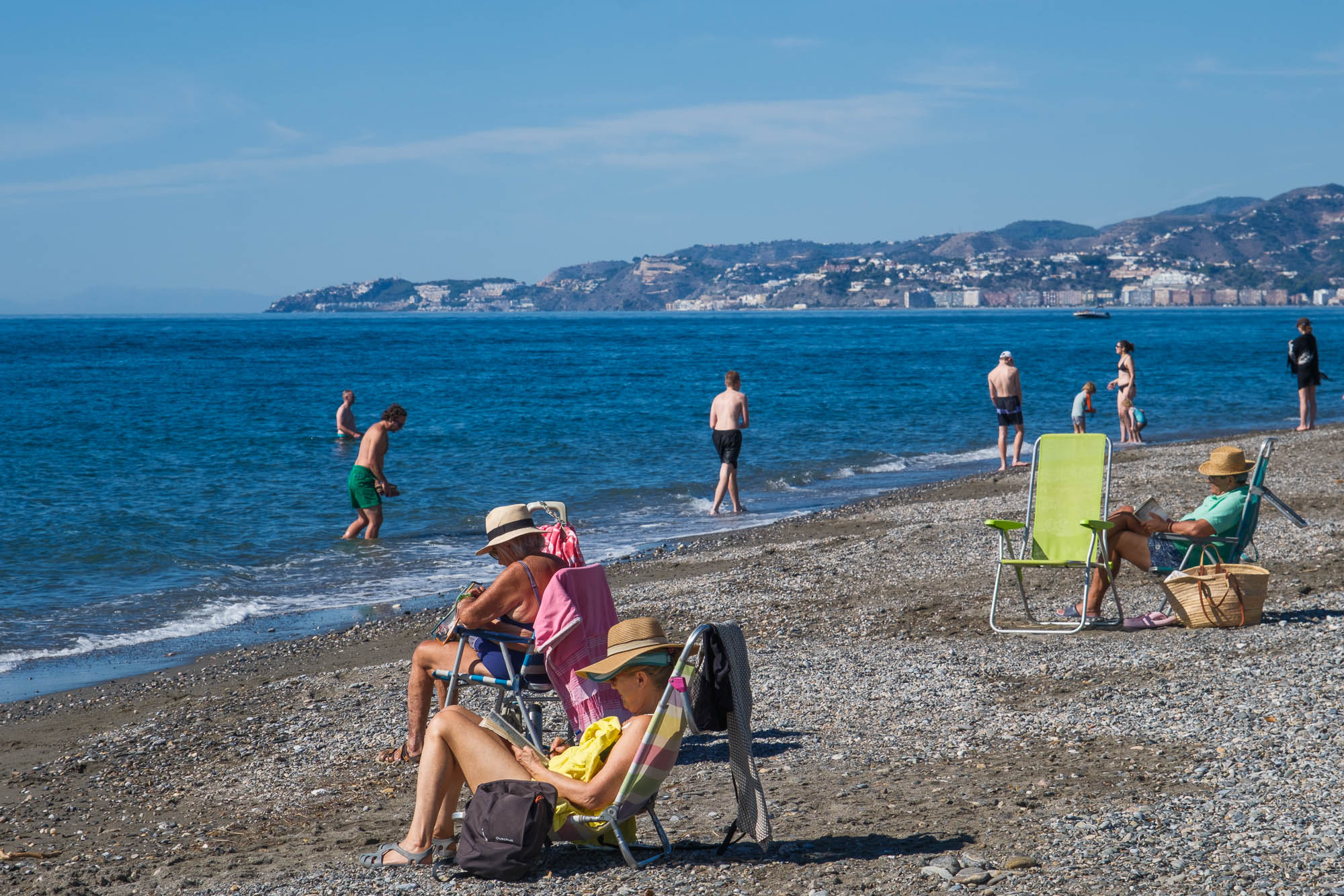 El baño en las playas de Granada con un mes de otoño cumplido