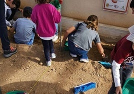 Los menores participando en una actividad arqueológica