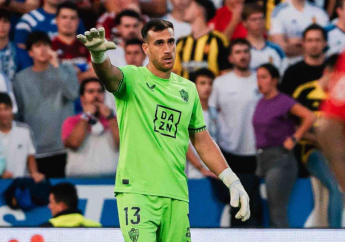 Fernando, portero de la UD Almería jugando en la Romareda