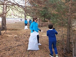 Amigos de Almanjayar y Cartuja disfrutan de la mano de Voluntariado CaixaBank del medioambiente en Sierra Nevada