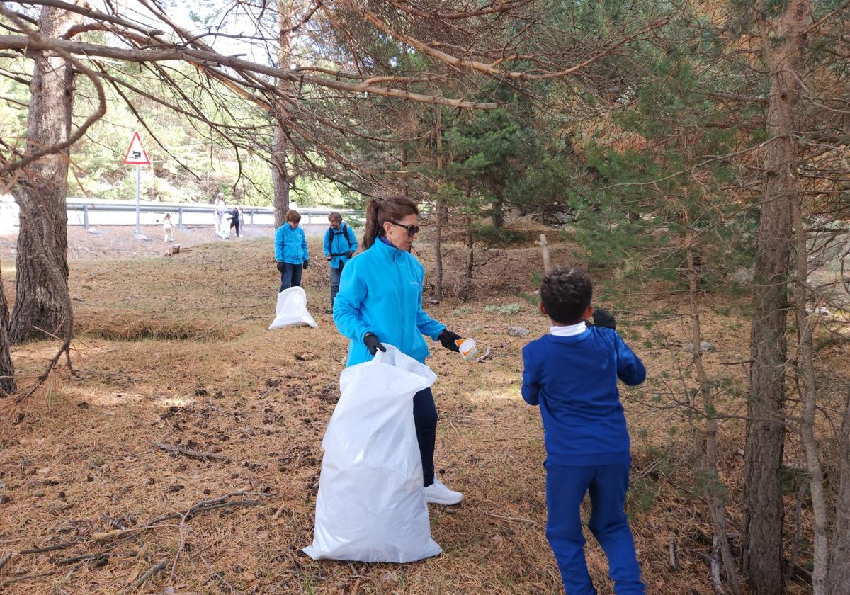 Amigos de Almanjayar y Cartuja disfrutan de la mano de Voluntariado CaixaBank del medioambiente en Sierra Nevada