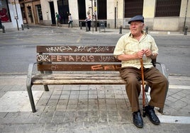 Antonio, en el banco de la plaza del Realejo.