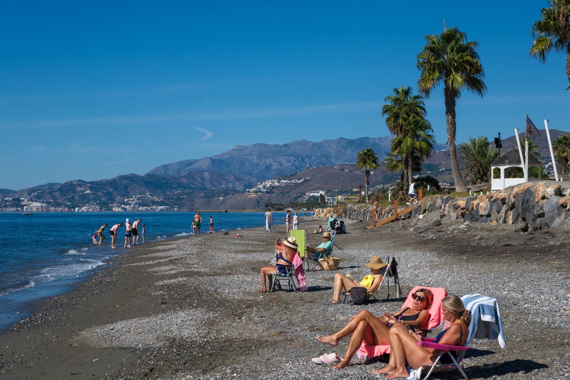 Vecinos y turistas aprovechan para pasar un día agradable en Playa Granada disfrutando de las buenas temperaturas.