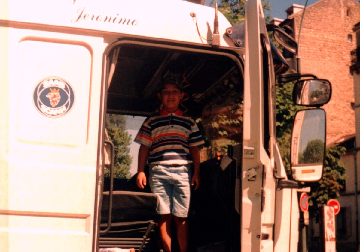 El actual director comercial de JSalcedo Cargo, Jerónimo Salcedo Aguaza, en la cabina de un camión con ocho años.