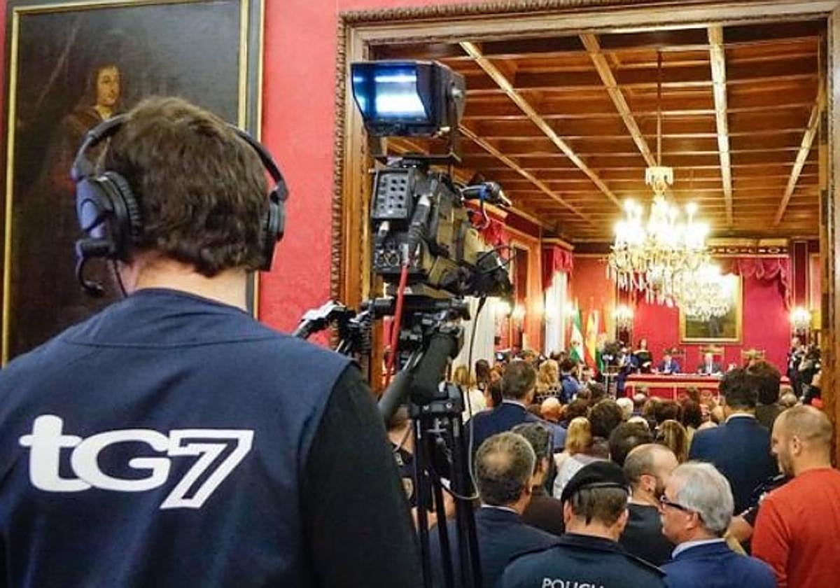 Un cámara de TG7 graba un acto en el Ayuntamiento de Granada.